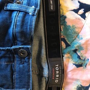 Sky high skinny crop